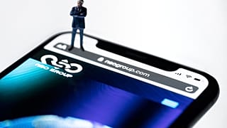 Questa illustrazione mostra uno smartphone con il sito web del gruppo israeliano NSO che presenta lo spyware 'Pegasus'