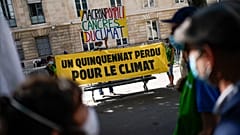 Des militants écologistes à Paris le 20 juillet 2021