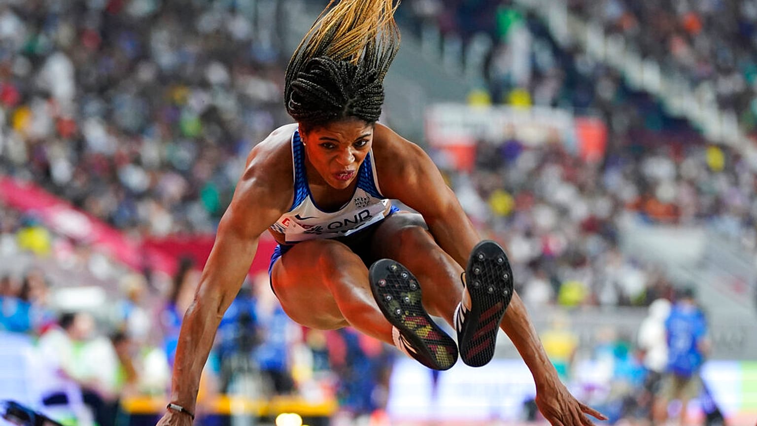 Die britische Olympionikin Abigail Irozuru stand im Euronews-Interview Rede und Antwort. Hier eine Archivaufnahme der Weitspringerin während eines Wettbewerbs in Katar