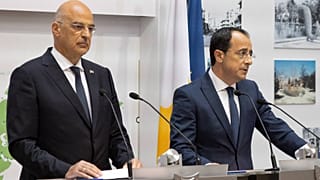 GKRY Dışişleri Bakanı Nikos Christodoulides (sağda, Yunan mevkidaşı Nikos Dendias (solda) ortak basın toplantısı düzenledi