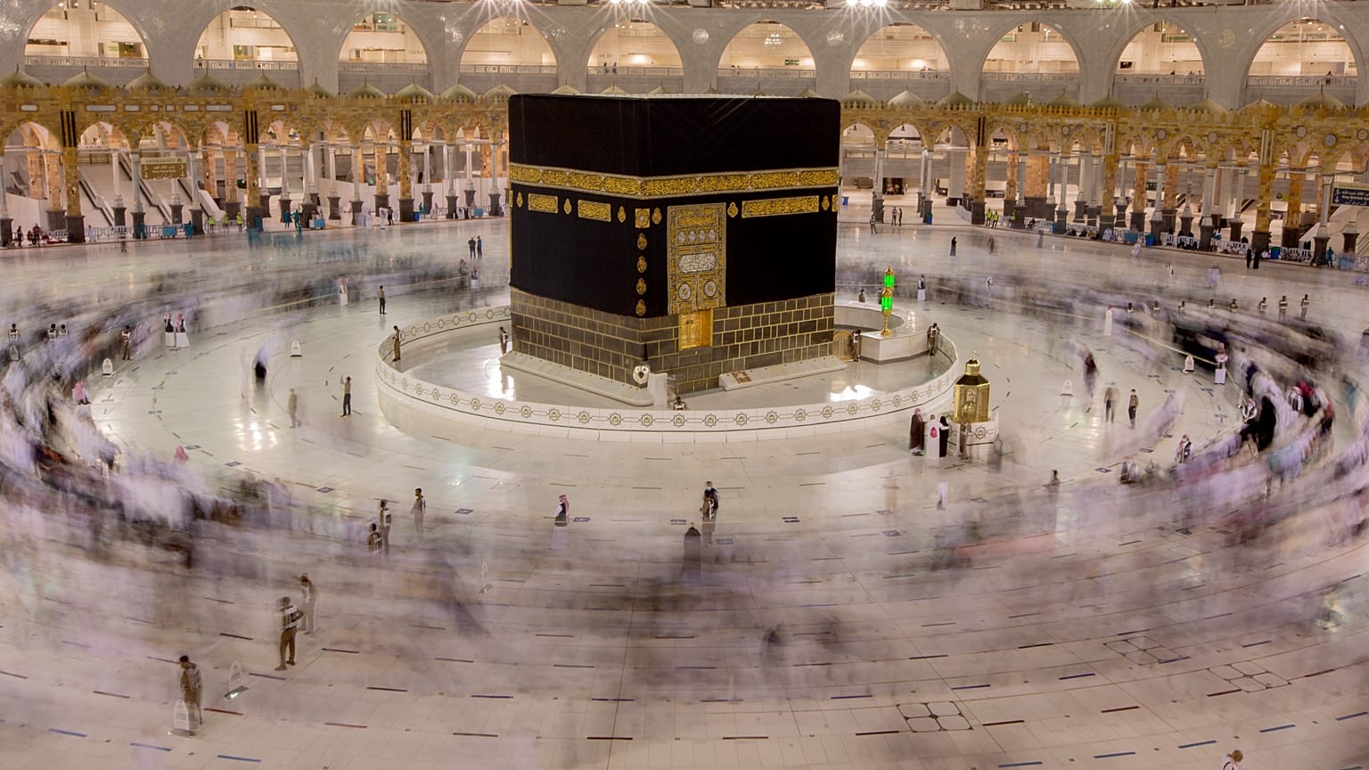 حجاج مسلمون يطوفون بالكعبة. 2021/07/20
