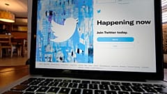 شاهة كومبيوتر يظهر عليها لوغو من صفحة تويتر في فلوريدا. 2021/04/27