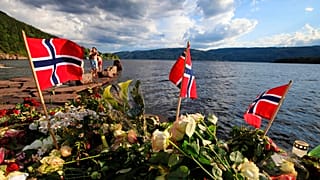 Homenajes a las víctimas en Sundvollen, cerca de Utoya, tras la matanza en 2011