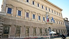 Új falfestményét Franciaország római nagykövetségének épületére pingálta JR