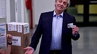 Alberto Fernández muestra su DNI durante las elecciones de 2019.