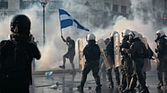 Yunanistan’da aşı karşıtları polisle çatıştı