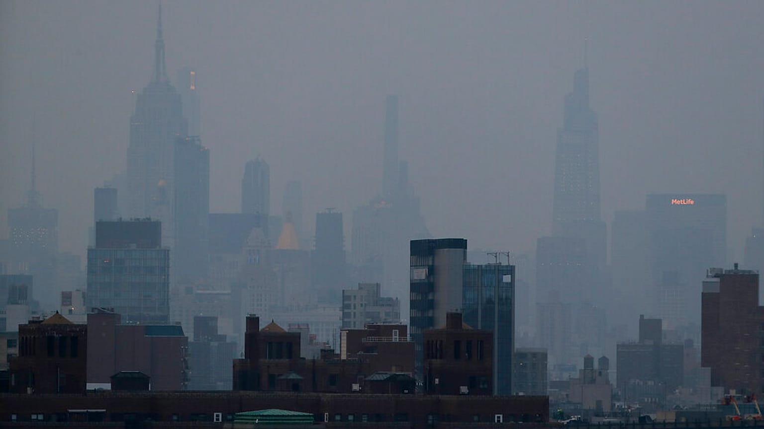 A ködben (füstben) úszó Manhattan július 21-én