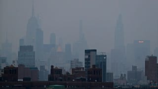 A ködben (füstben) úszó Manhattan július 21-én