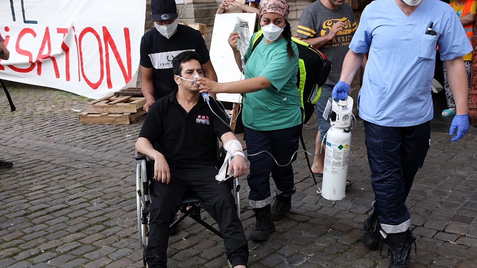 Migrantes "sem papéis" em greve de fome em Bruxelas voltam a comer
