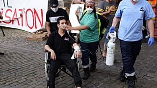 Felfüggesztették az éhségsztrájkot a brüsszeli migránsok