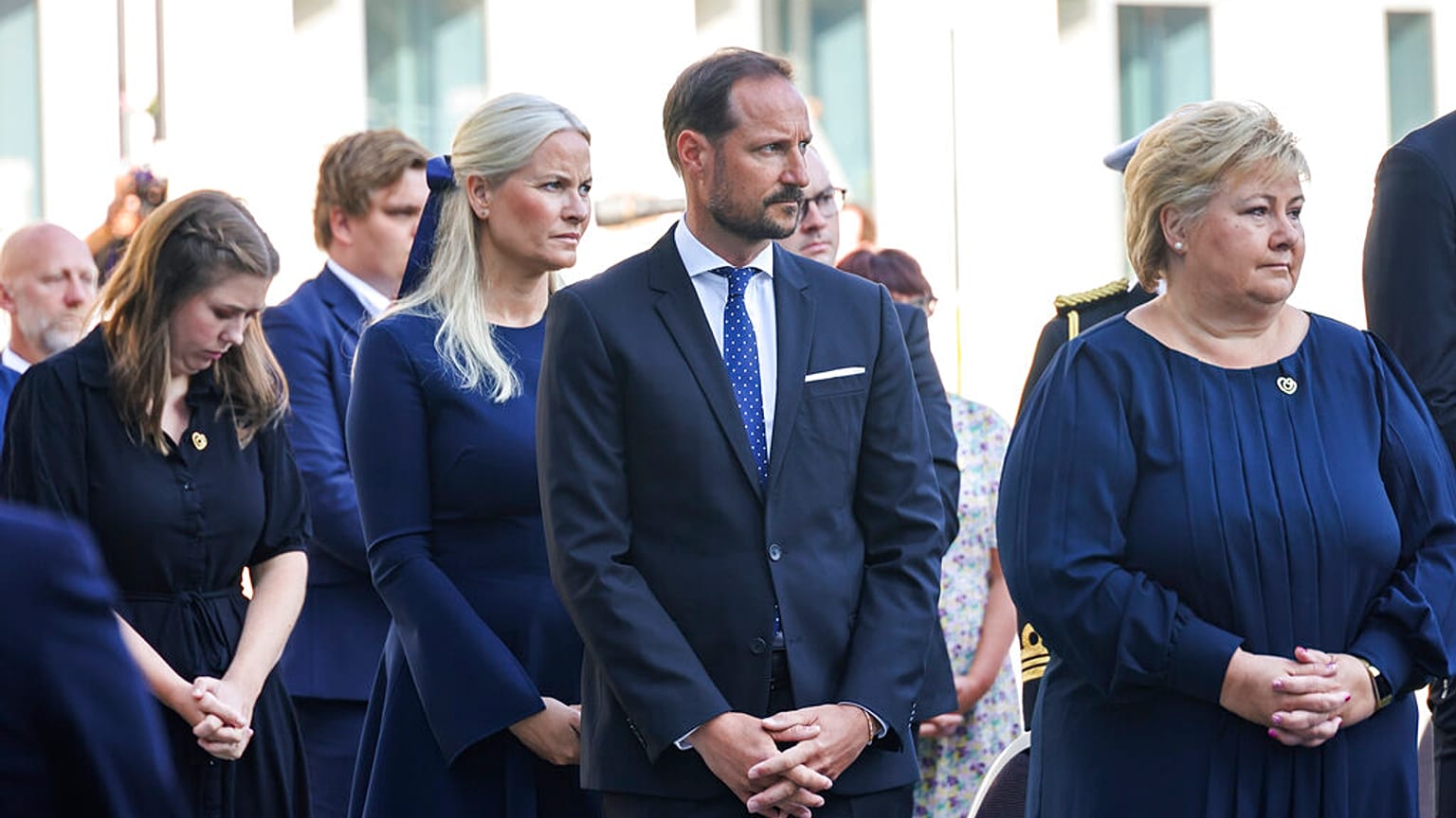 Das Königspaar und Regierungschefin Erna Solberg bei einer Gedenkfeier in Oslo