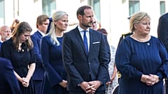 Das Königspaar und Regierungschefin Erna Solberg bei einer Gedenkfeier in Oslo