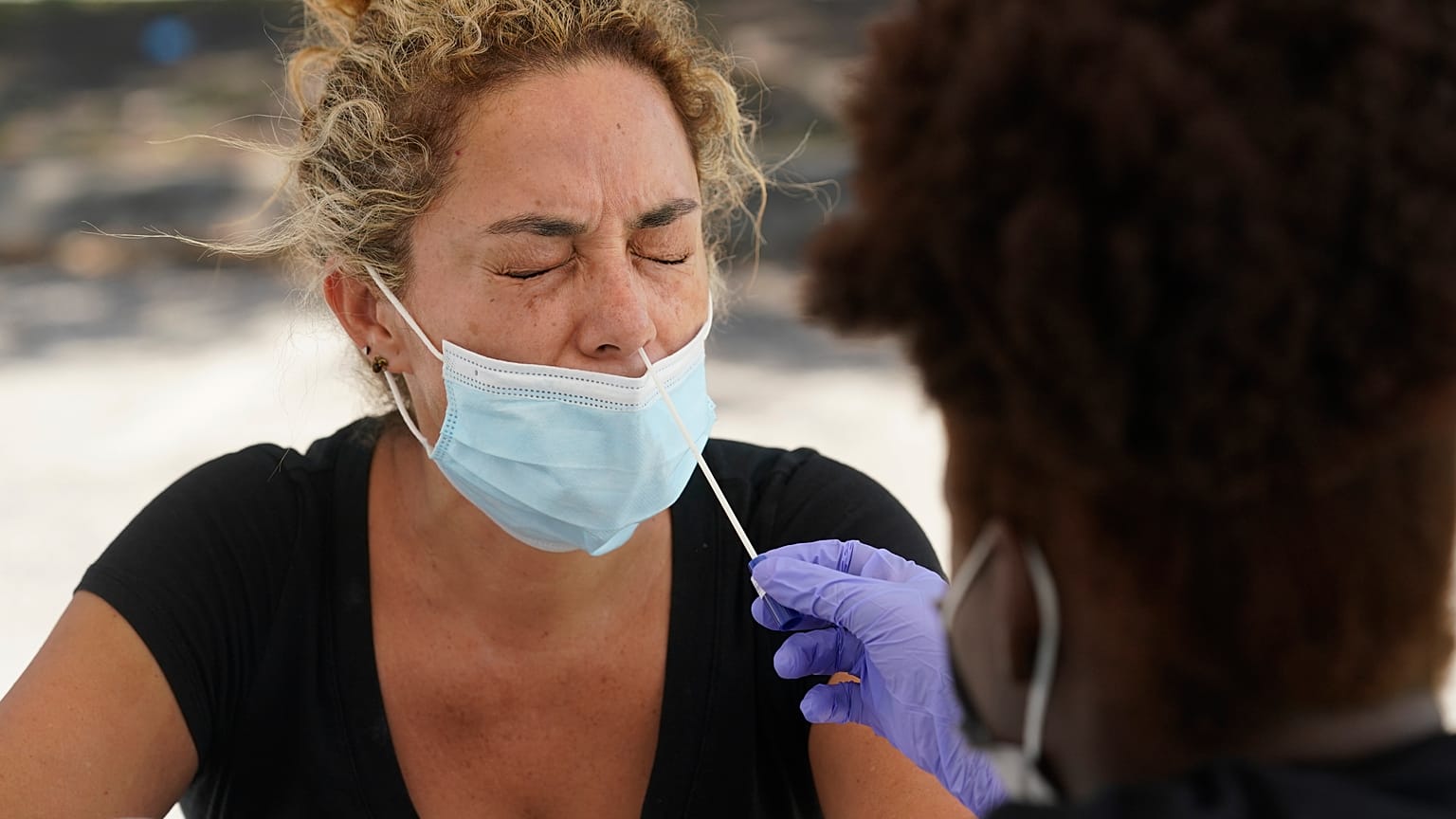 Una mujer se hace una prueba de COVID-19, el jueves 15 de julio de 2021, en Florida. Las cifras de hospitalización por COVID-19 allí vuelven a aumentar.