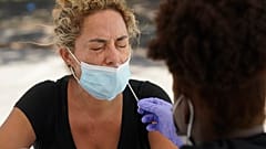 Una mujer se hace una prueba de COVID-19, el jueves 15 de julio de 2021, en Florida. Las cifras de hospitalización por COVID-19 allí vuelven a aumentar.