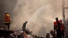 رجال إنقاذ وإطفاء فلسطينيين في وسط مدينة غزة بعد الانفجار.  