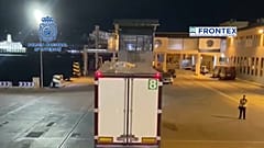 En la revisión rutinaria de este camión la policía encontro a cinco menores camuflados