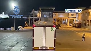 En la revisión rutinaria de este camión la policía encontro a cinco menores camuflados