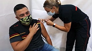 Un français se fait vacciner à Perpignan, le 16 juillet 2021