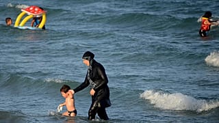 Burkini ile denize giren Tunuslu bir kadın - Arşiv