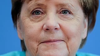 Angela Merkel német kancellár mosolyog utolsó nyári sajtótájékoztatóján 2021. július 22-én