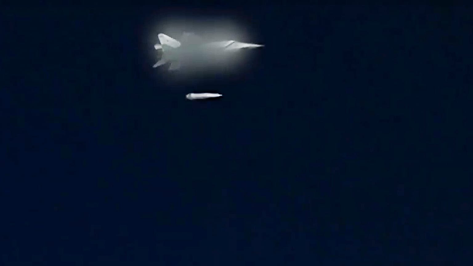 طائرة من طراز MiG-31 تابعة لسلاح الجو الروسي تطلق صاروخ Kinzhal الفرط صوتي أثناء اختبار في جنوب روسيا 2018