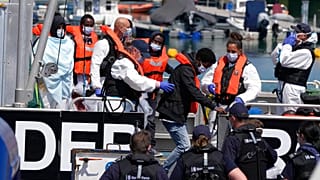 Migranten aus Frankreich gehen in der Hafenstadt Dover von Bord eines Schiffes der Küstenwache