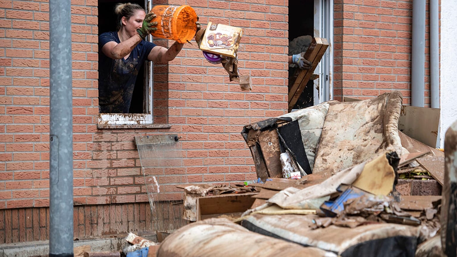 Romok várják az áradások után hazatérőket Németországban