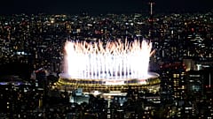 Des feux d'artifice illuminent le stade national lors de la cérémonie d'ouverture des Jeux olympiques de Tokyo 2020, le vendredi 23 juillet 2021 à Tokyo, au Japon. 