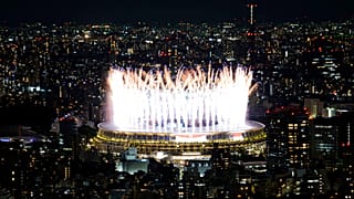 Des feux d'artifice illuminent le stade national lors de la cérémonie d'ouverture des Jeux olympiques de Tokyo 2020, le vendredi 23 juillet 2021 à Tokyo, au Japon.