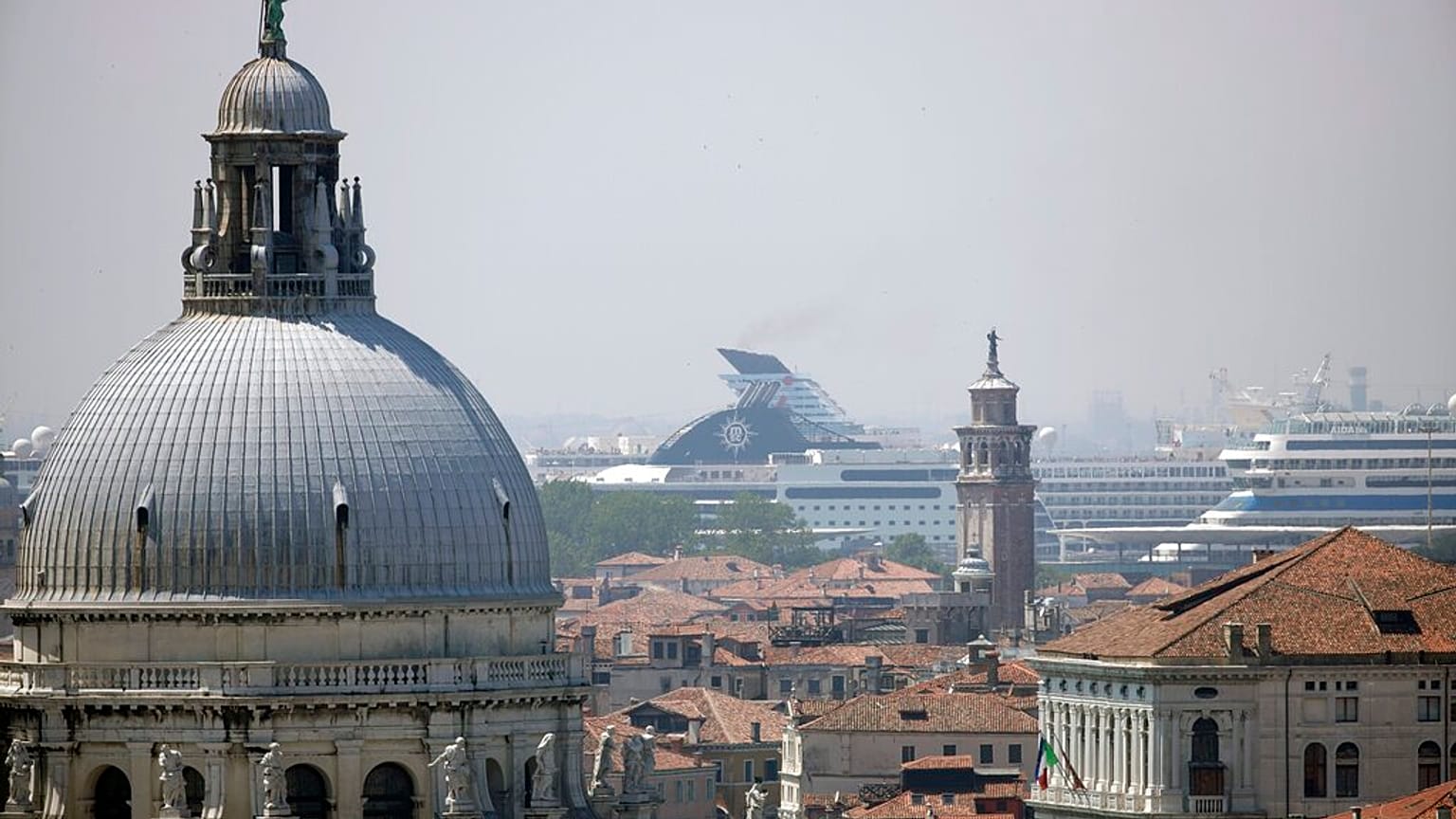 Des navires de croisière à Venise, le 8 juin 2019.
