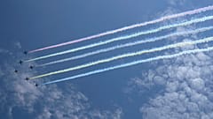 Die japanischen Selbstverteidigungskräfte fliegen über Tokio