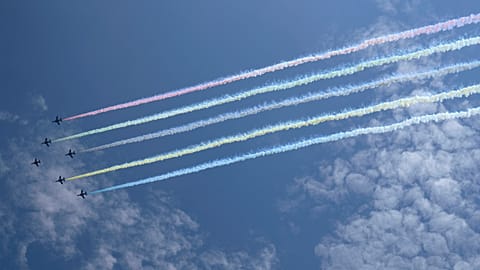 Die japanischen Selbstverteidigungskräfte fliegen über Tokio