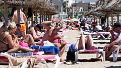 Turistas en la playa de Mallorca, el 7 de junio de 2021