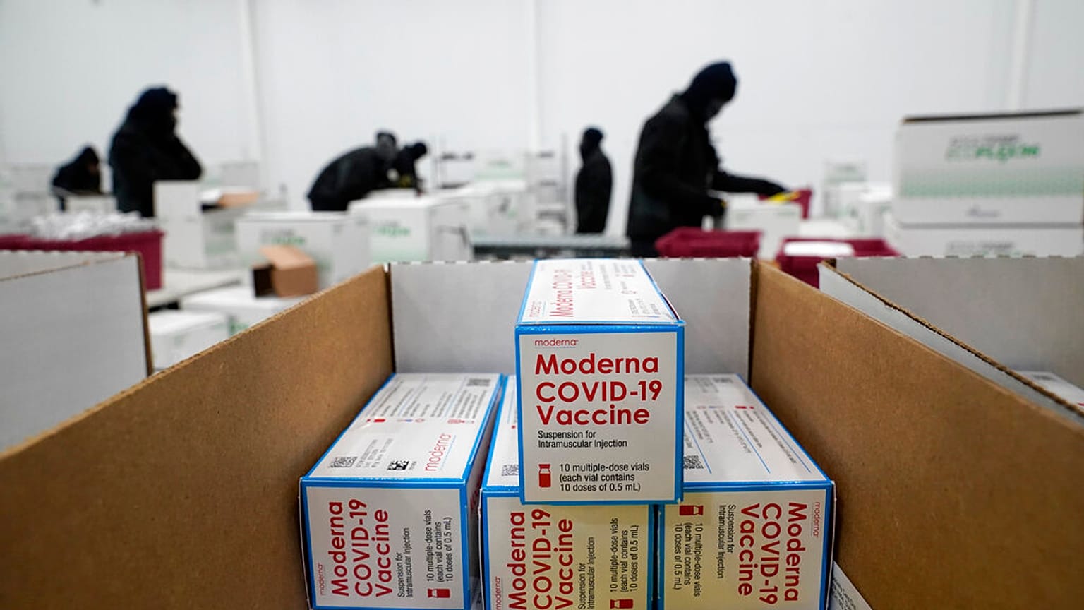 Kisten mit dem Moderna-Vakzin werden zum Verschiffen vorbereitet, 20.12.2020