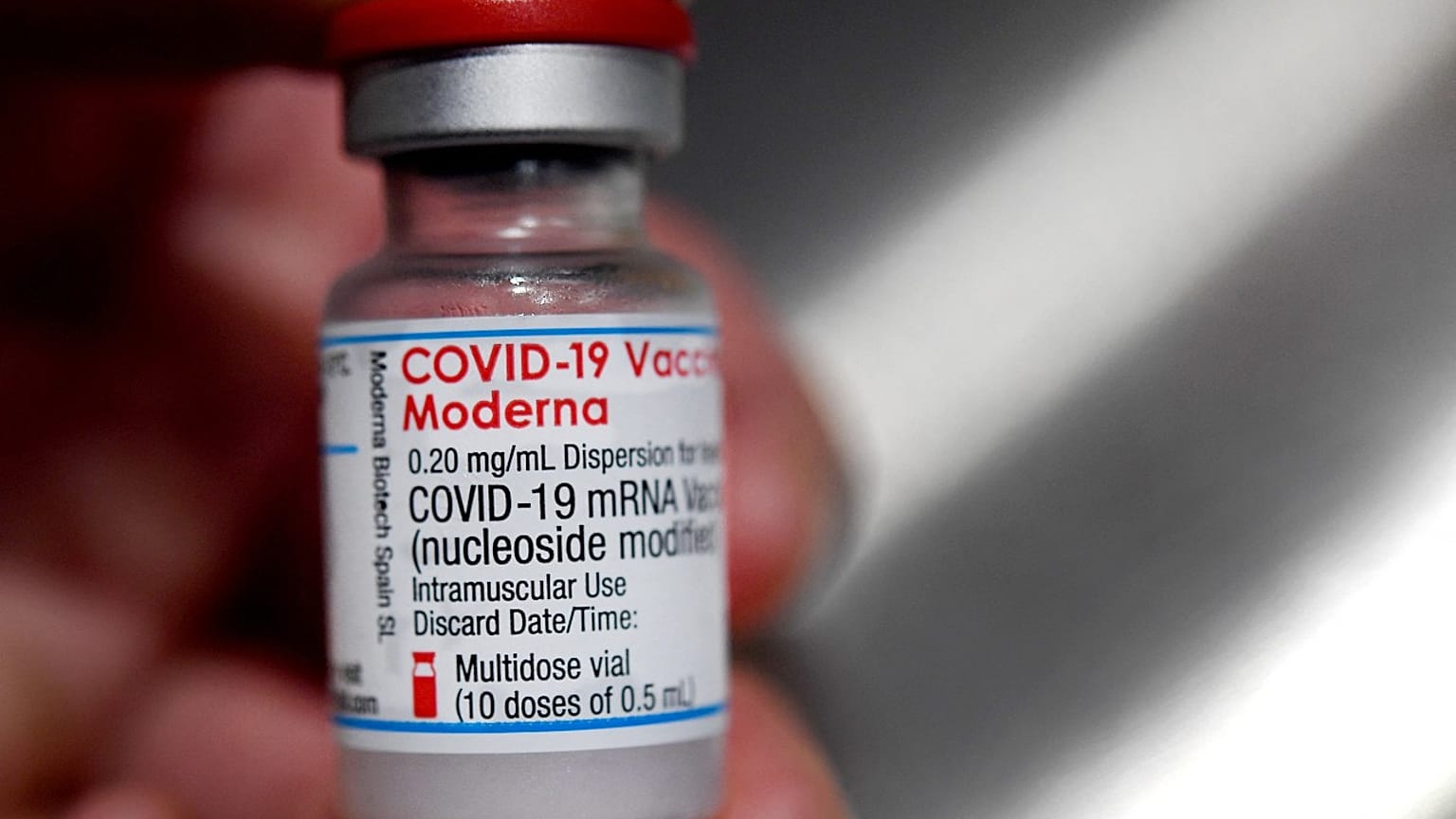 Une personne tient un flacon de vaccin Moderna contre le Covid-19, le 29 juin 2021, en France