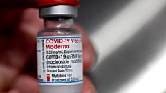 Une personne tient un flacon de vaccin Moderna contre le Covid-19, le 29 juin 2021, en France