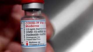 Une personne tient un flacon de vaccin Moderna contre le Covid-19, le 29 juin 2021, en France