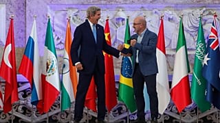 John Kerry amerikai klímavédelmi különmegbízott és Roberto Cingolani ökológiai átmenetért felelős olasz miniszter Nápolyban, július 23-án