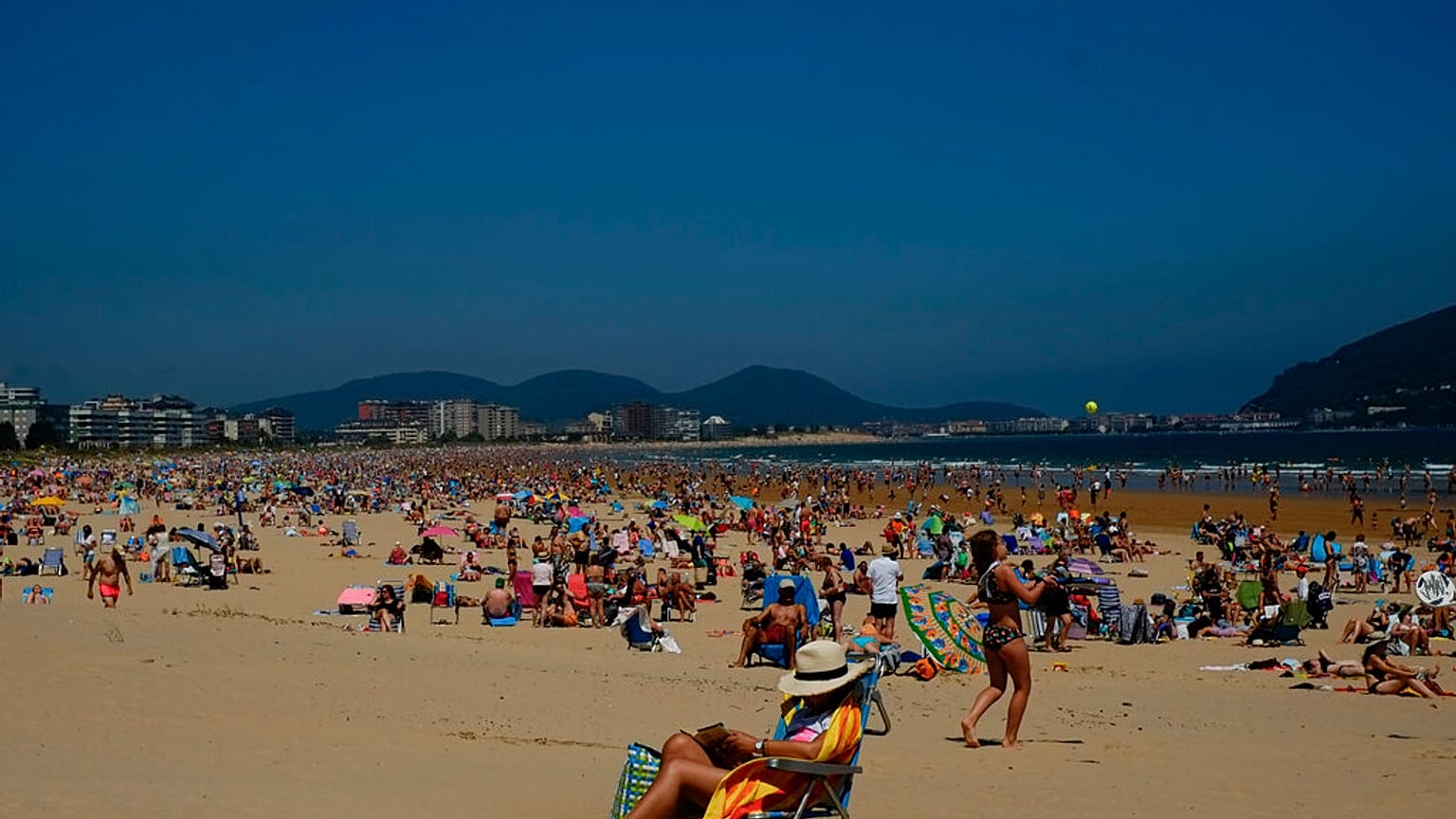 Tourist:innen an einem Strand in Laredo, Nordspanien, 17.07.2021
