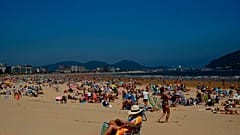 Tourist:innen an einem Strand in Laredo, Nordspanien, 17.07.2021