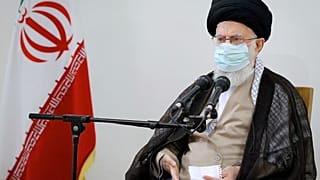 آية الله علي خامنئي، الزعيم الإيراني في مؤتمر صحفي في طهران، إيران.