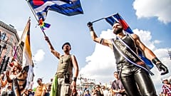 Los participantes caminan hacia el edificio del Parlamento en el Orgullo de Budapest 2016