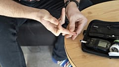 Kandaki şeker seviyesini ölçen tip bir diyabet hastası