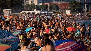Am Strand in Barcelona in Spanien - das Land ist laut RKI jetzt Hochinzidenzgebiet
