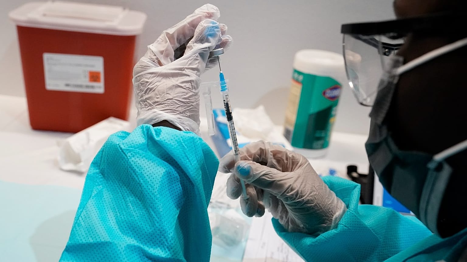 ممرضة تعطي لقاح ضد كوفيد-19 في المتحف الأمريكي للتاريخ الطبيعي في نيويورك.