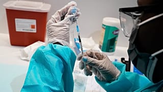 ممرضة تعطي لقاح ضد كوفيد-19 في المتحف الأمريكي للتاريخ الطبيعي في نيويورك.