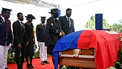 Martine Moise davanti alla bara del marito. 