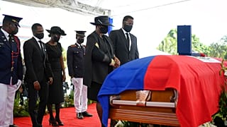 Martine Moise davanti alla bara del marito. 