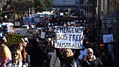 A koronavírus-járvány miatt elrendelt korlátozások ellen tüntetnek az ausztráliai Sydneyben 2021. július 24-én. A felirat szabadságot követel Ausztráliának.