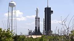 Space X'in Falcon Heavy roketi